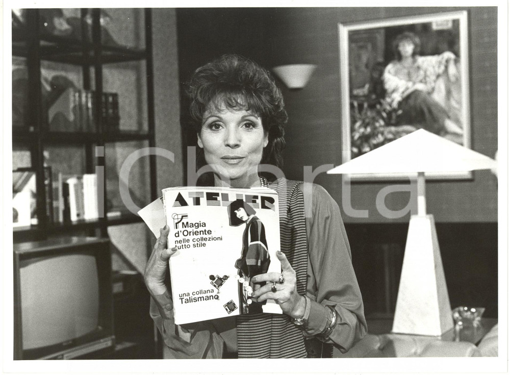 1986 RAI DUE Fiction "Atelier" - Elsa MARTINELLI con la rivista ATELIER *Foto 