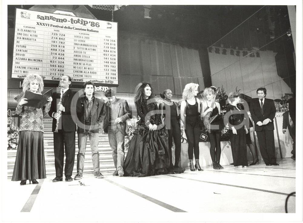 1986 FESTIVAL DI SANREMO - Loretta GOGGI sul palco con i concorrenti (1) *Foto