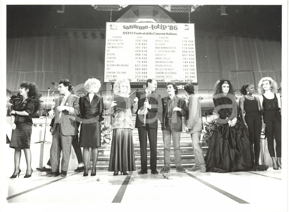 1986 FESTIVAL DI SANREMO - Loretta GOGGI sul palco con i concorrenti (2) *Foto