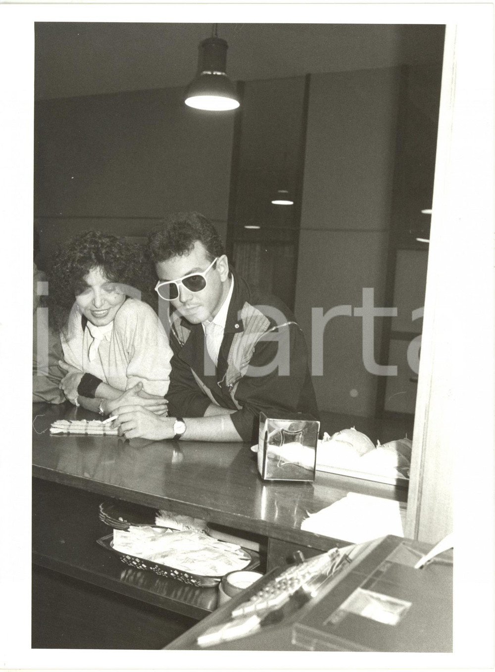 1985 ca ITALIA MUSICA - Loredana BERTÈ con Enrico RUGGERI al bar *Foto 18x24