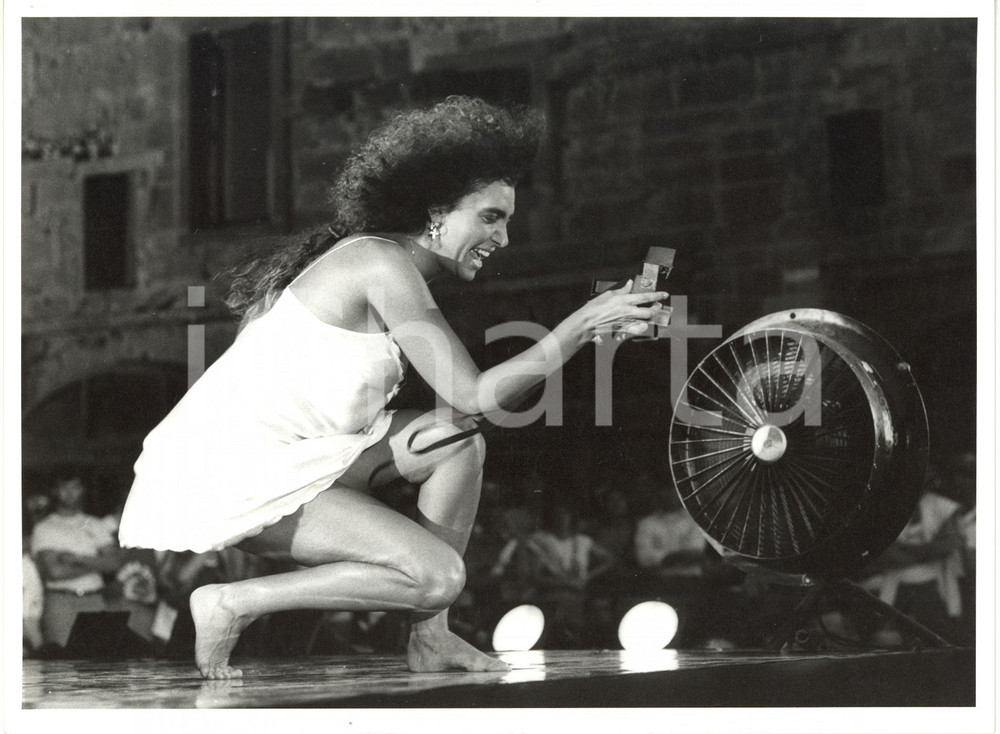 1985 ca ITALIA MUSICA Loredana BERTÈ si scatta una foto con POLAROID in concerto