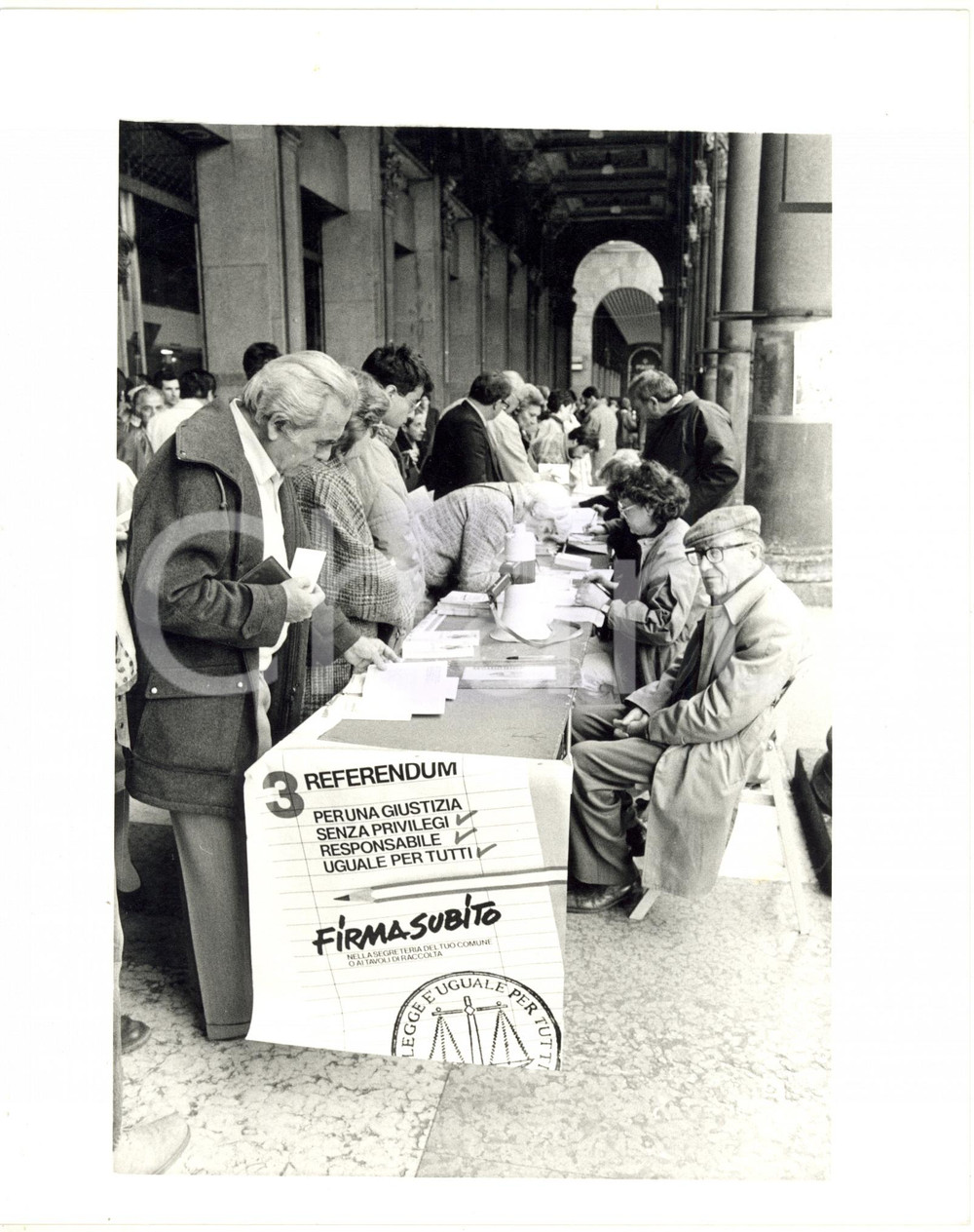 1987 MILANO PIAZZA DUOMO Raccolta firme per tre referendum sulla giustizia *Foto