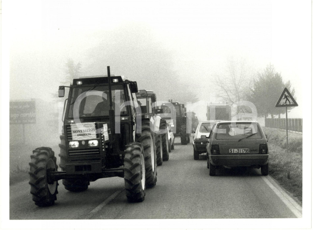 1991 MONTALCINO (SI) - Trattori sfilano contro la discarica di Monte Landi *Foto