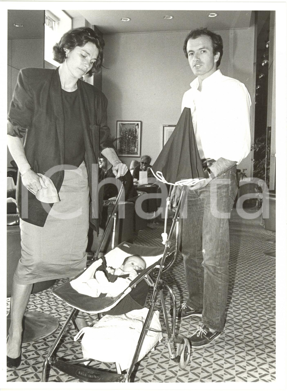 Fotografia d epoca originale 1985 FRANCIA COSTUME  Caroline BERG e Philippe BARROSO con la figlia Laura 1 1