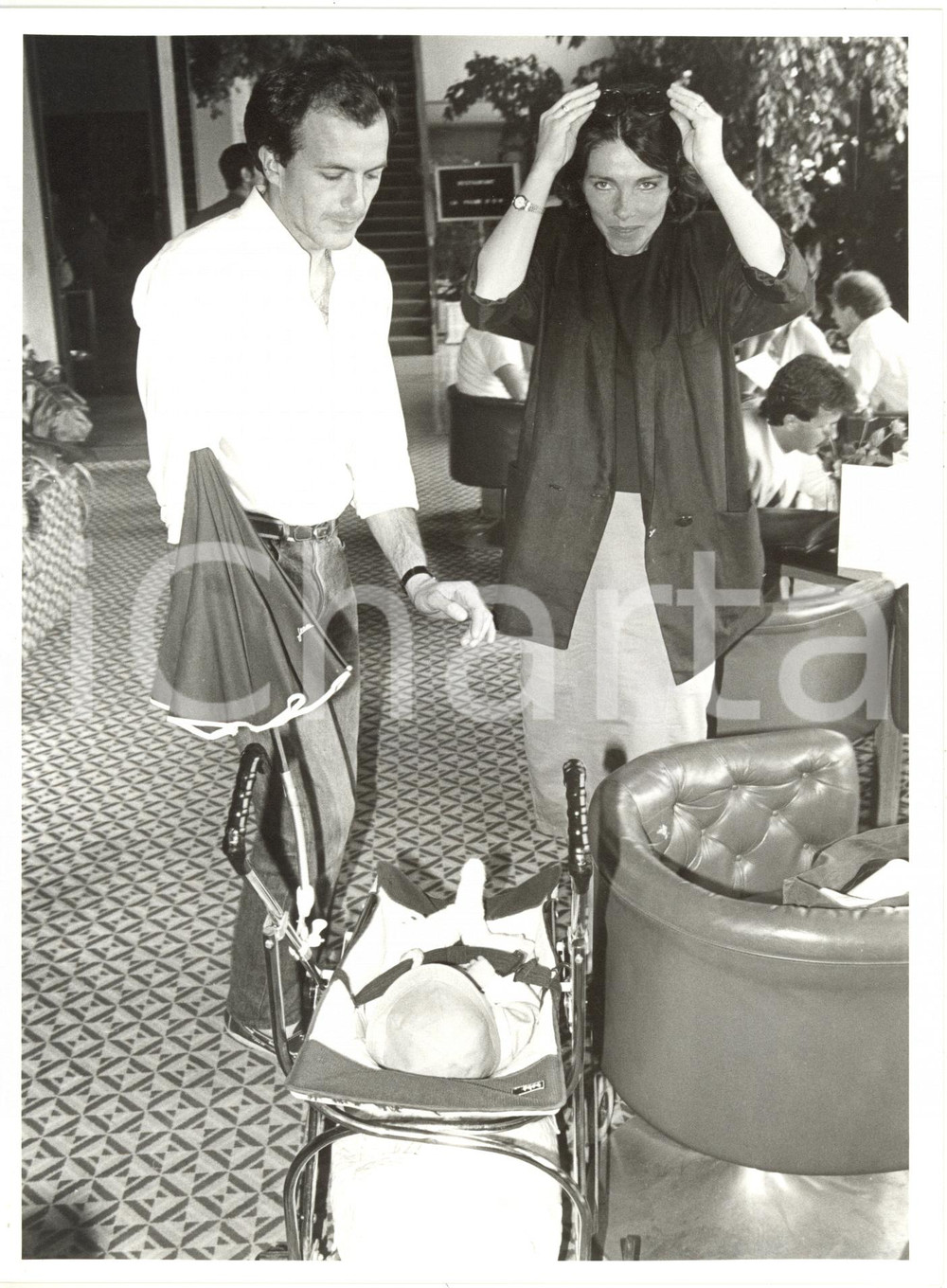 Fotografia d epoca originale 1985 FRANCIA COSTUME  Caroline BERG e Philippe BARROSO con la figlia Laura 2 1