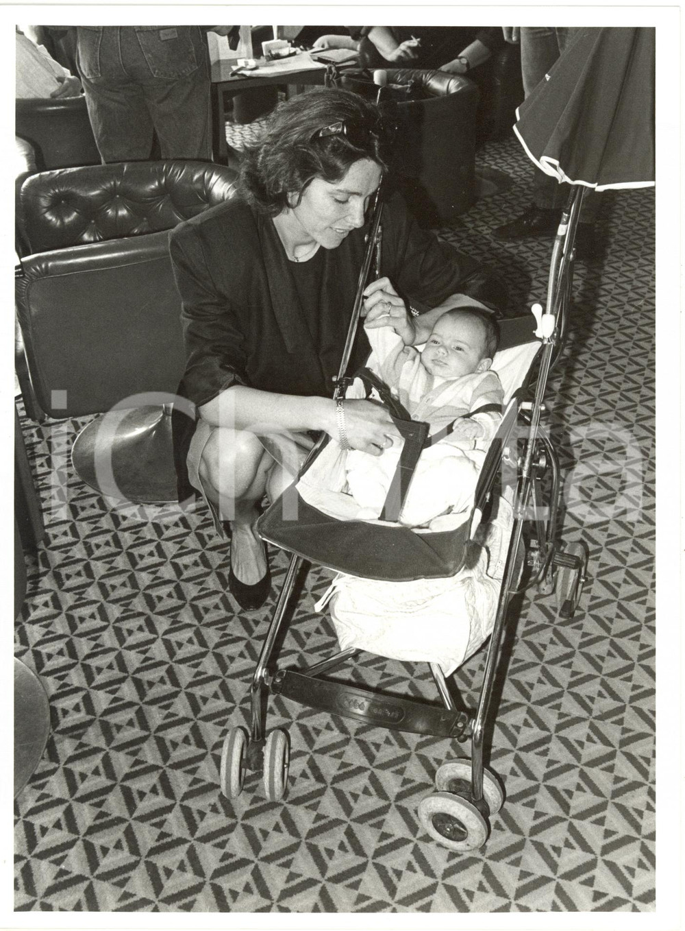 Fotografia d epoca originale 1985 FRANCIA COSTUME  Attrice Caroline BERG con la figlia Laura Foto 18x24 cm 1