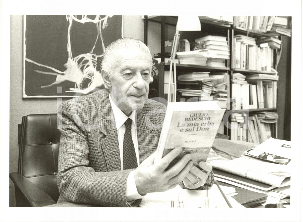 Fotografia d epoca originale 1984 MILANO Giulio BEDESCHI con il libro La mia erba è sul Don 7 1