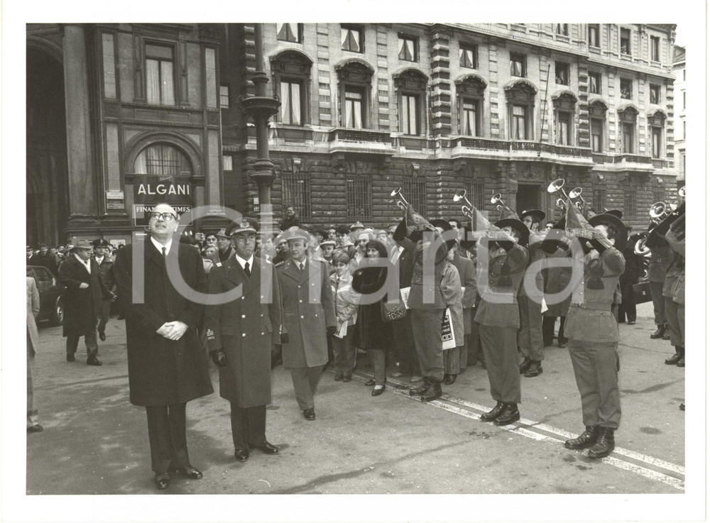 Fotografia d epoca originale 1985 ca MILANO Bettino CRAXI e fanfara Bersaglieri in Piazza della Scala Foto 1