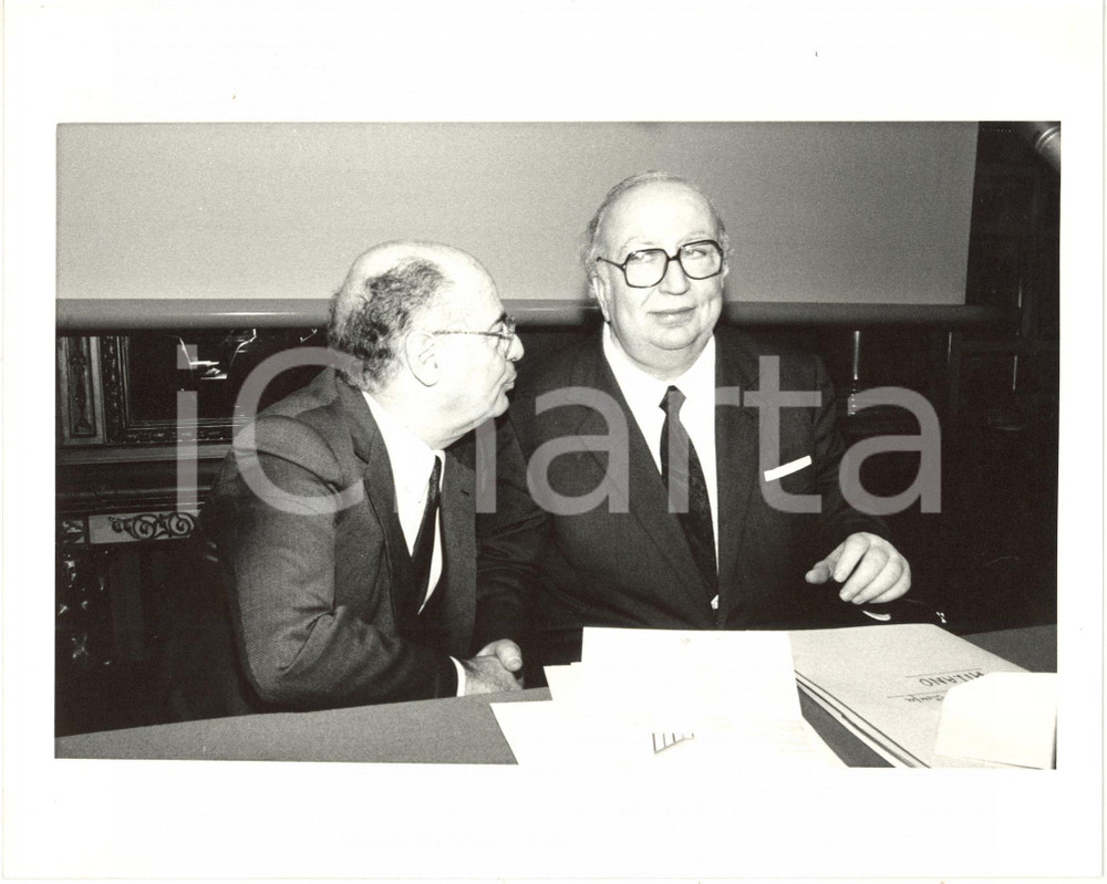 Fotografia d epoca originale 1985 ca MILANO POLITICA PRI  Giovanni SPADOLINI discute con Oscar MAMMÃŒ 2 1