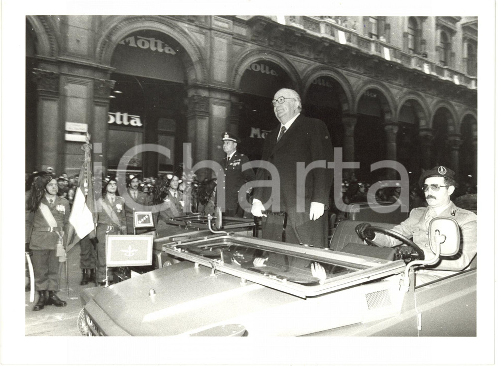 Fotografia d epoca originale 1985 ca MILANO PIAZZA DUOMO  Giovanni SPADOLINI durante una parata militare 1 1