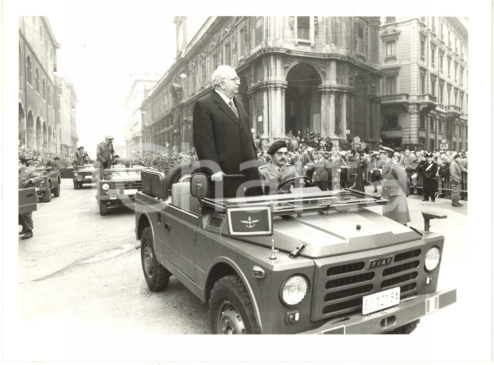 Fotografia d epoca originale 1985 ca MILANO PIAZZA DUOMO  Giovanni SPADOLINI durante una parata militare 2 1
