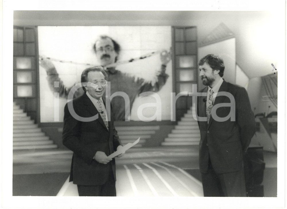 1993 CANALE 5 "Telemike" Mike BONGIORNO con il campione Giulio MARLIA Foto  Fotografia di agenzia. CONDIZIONI: FAIR (lievi difetti di stampa; vari graffi)FORMATO: 24x18 cm     originale e autentica 1