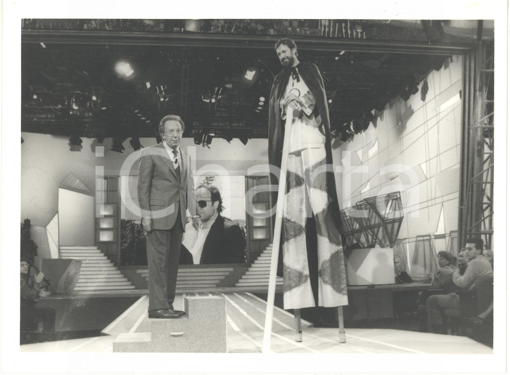 1993 CANALE5 "Telemike" - Mike BONGIORNO con Giulio MARLIA sui trampoli *Foto