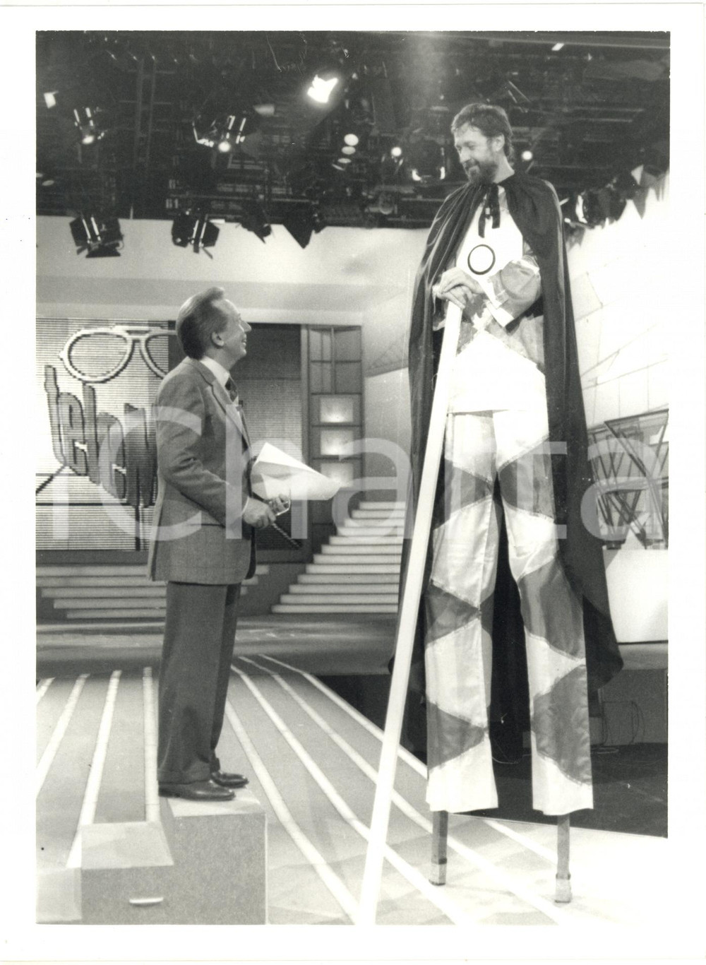 Fotografia d epoca originale 1993 CANALE5 Telemike Mike BONGIORNO con Giulio MARLIA sui trampoli 2 Foto 1