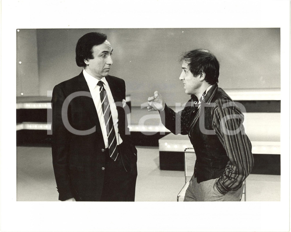 1983 RAI FANTASTICO 4 - Adriano CELENTANO con Pippo BAUDO (1) Foto 25x20 2 Fotografia di agenzia. CONDIZIONI: G (lievi difetti di stampa; minime piegature angolari)FORMATO: 25x20 cm    originale e autentica 1