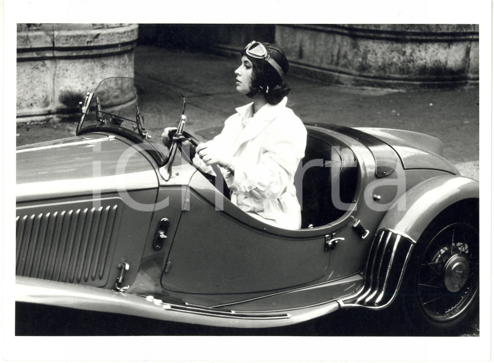 Fotografia d epoca originale 1985 ca ITALIA CINEMA  Attrice Barbara NASCIMBENE guida un auto d epoca Foto 1