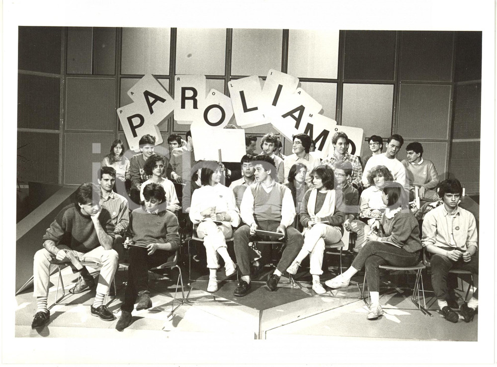 Fotografia d epoca originale 1985 RAI DUE Paroliamo  Fabrizio FRIZZI tra i ragazzi del cast Foto 24x18 cm 1