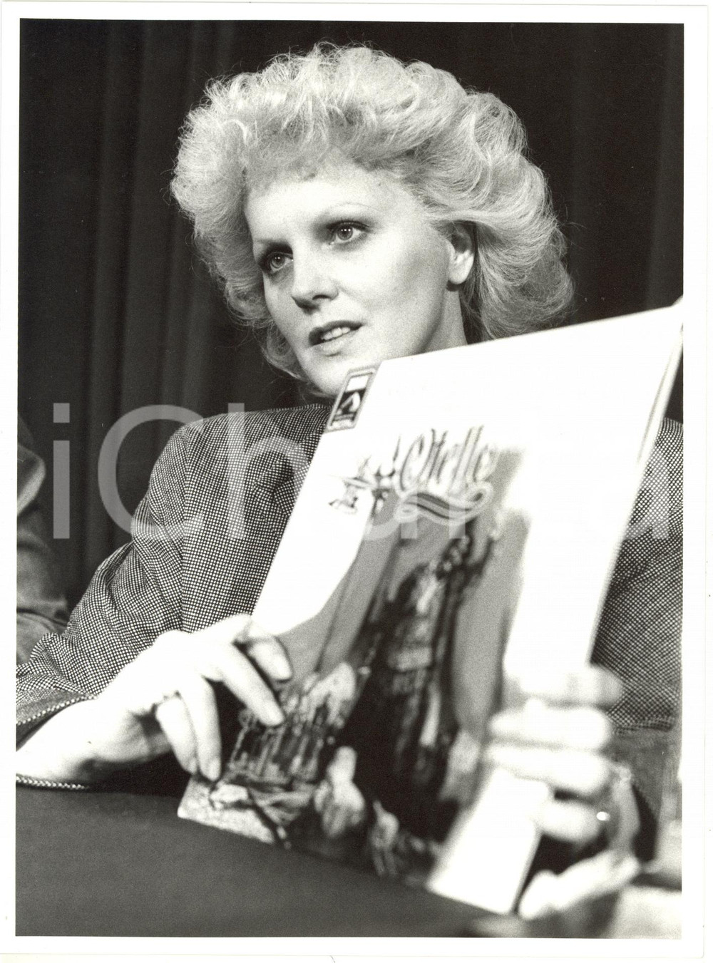 1986 FESTIVAL DI CANNES - Katia RICCIARELLI con la locandina del film "Otello"