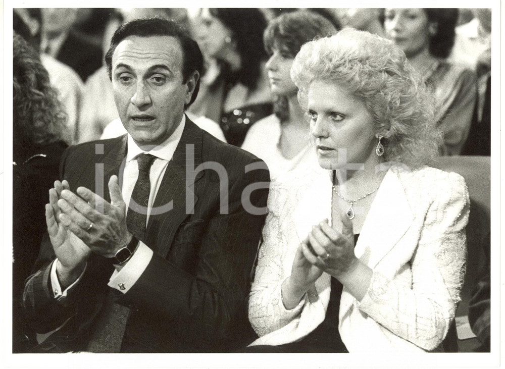 Fotografia d epoca originale 1985 ca COSTUME  Pippo BAUDO e Katia RICCIARELLI durante un evento Foto 24x18 1