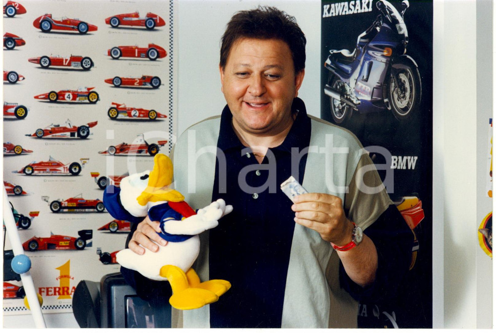 Fotografia d epoca originale 1998 CINEMA Cucciolo  Massimo BOLDI gioca con un peluche di Paperino Foto 1