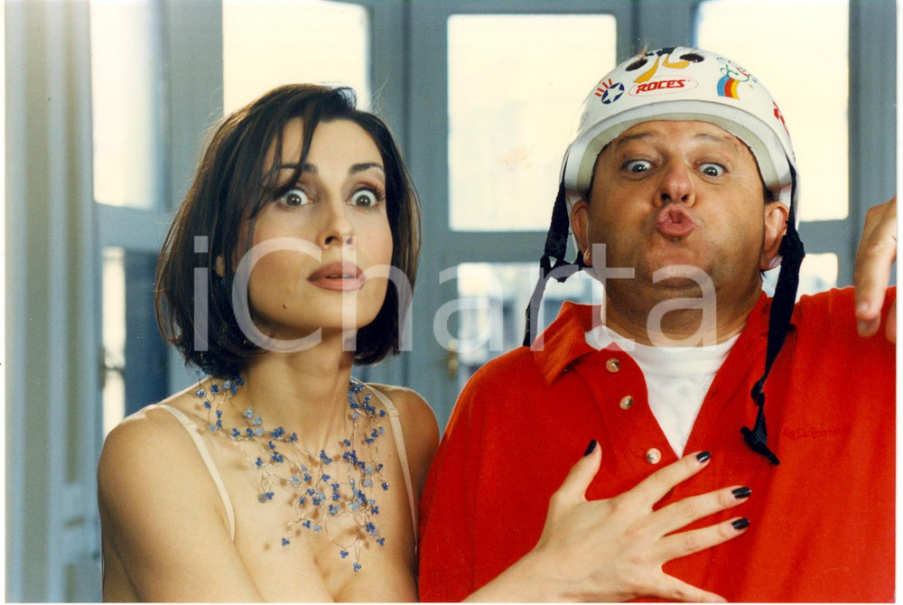 Fotografia d epoca originale 1998 CINEMA Cucciolo  Claudia KOLL e Massimo BOLDI nel film di Neri PARENTI 1