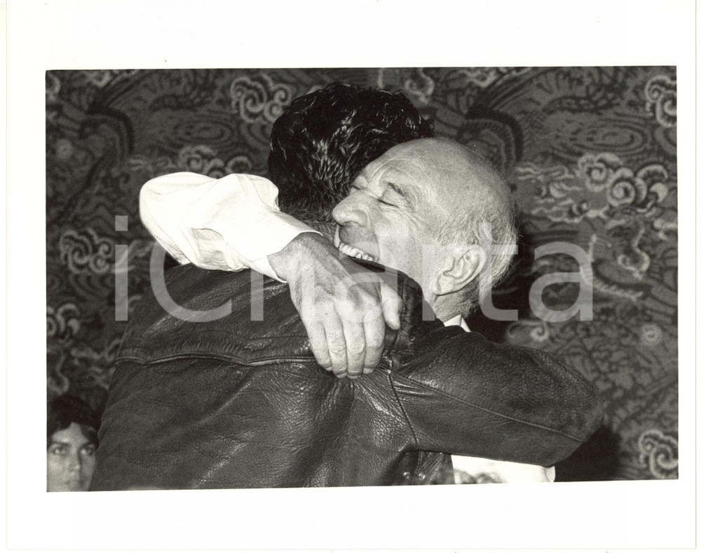 1987 VENEZIA MOSTRA DEL CINEMA Giuliano MONTALDO abbraccia Rupert EVERETT *Foto