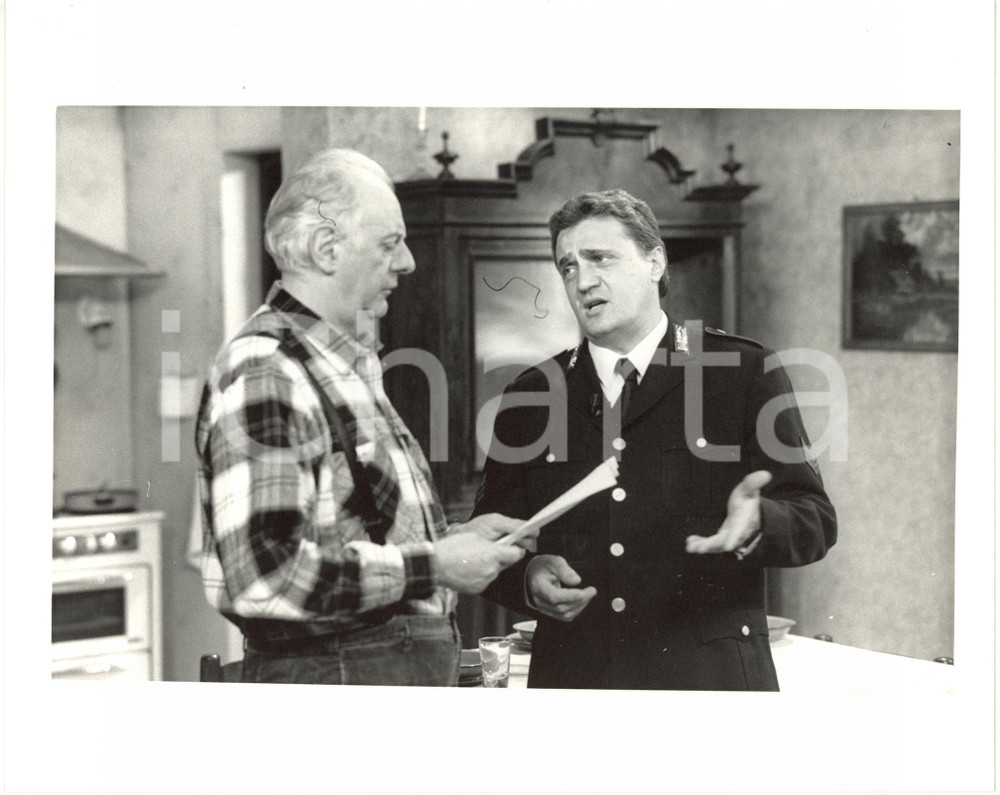 Fotografia d epoca originale 1990 ca ITALIA TEATRO Dario FO  Sketch comico con carabiniere 5 Foto 20x25 1