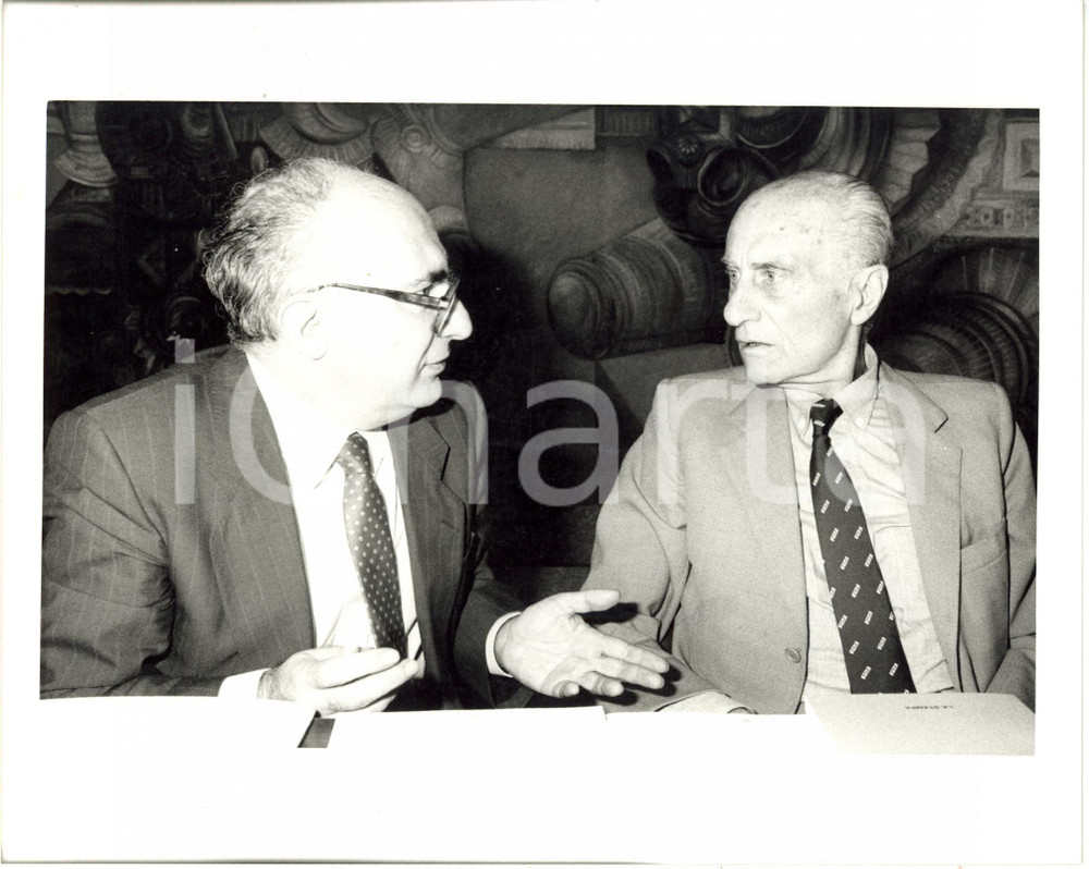 Fotografia d epoca originale 1987 MILANO PALAZZO CASTIGLIONI  Indro MONTANELLI con Gaetano SCARDOCCHIA 2 1