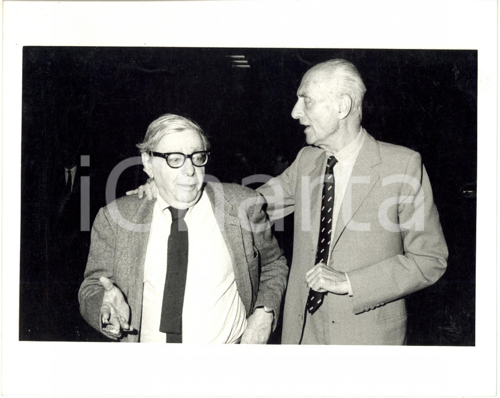 Fotografia d epoca originale 1987 MILANO PALAZZO CASTIGLIONI  Indro MONTANELLI discute con Ugo STILLE 1 1