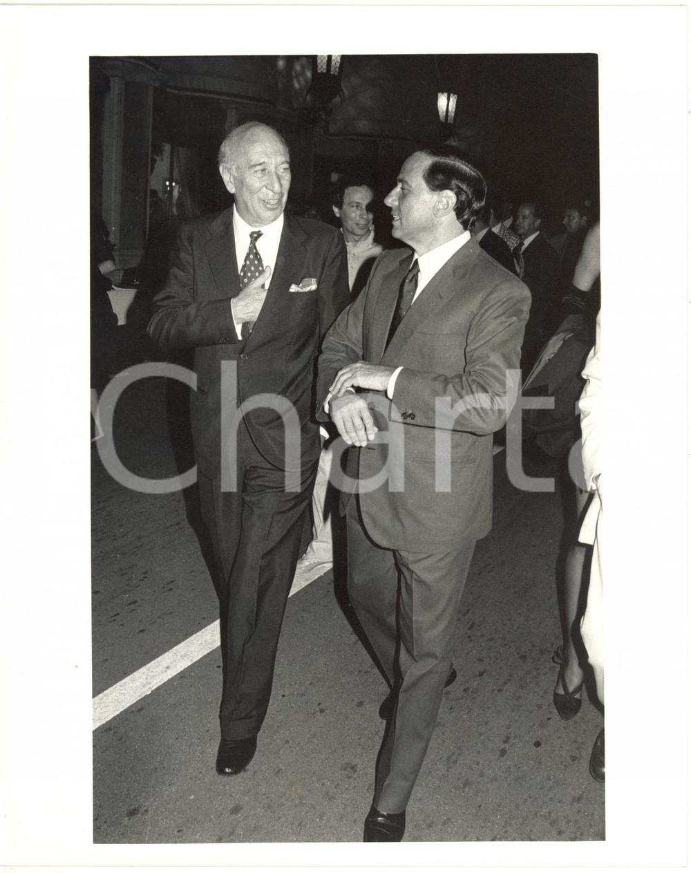 Fotografia d epoca originale 1990 ca ITALIA COSTUME Silvio BERLUSCONI con il regista Giuliano MONTALDO Foto 1