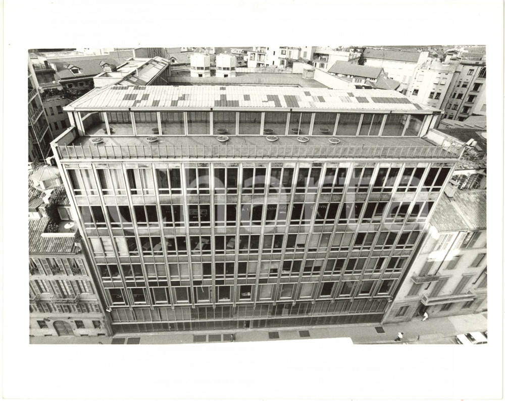 1990 ca MILANO Via Pantano - Palazzo Gio Ponti - Sede di ASSOLOMBARDA *Foto (2) Fotografia di agenzia. CONDIZIONI: G (lieve difetto di stampa)FORMATO: 25x20 cm     originale e autentica 1