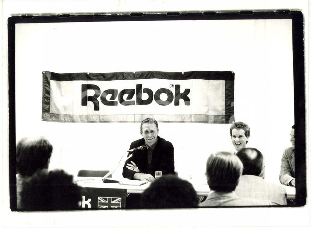 Fotografia d epoca originale 1990 ca USA  REEBOK Conferenza stampa nuova campagna pubblicitaria Foto 1