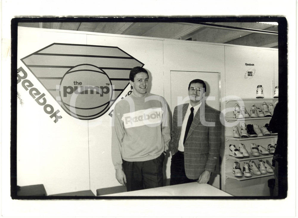 Fotografia d epoca originale 1990 ca USA  REEBOK THE PUMP Presentazione campagna pubblicitaria Foto 24x18 cm 1