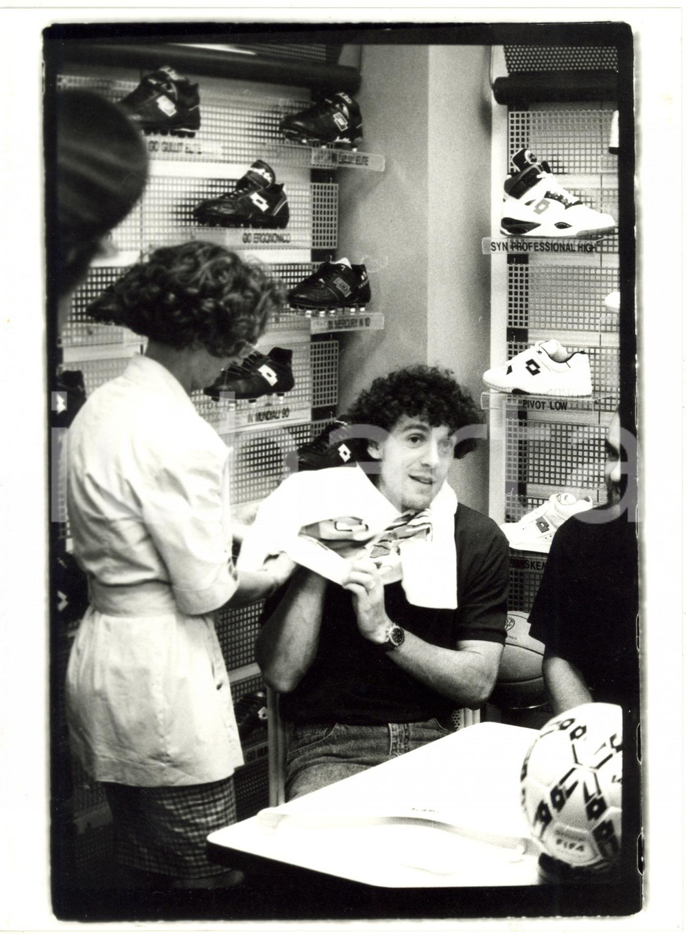 Fotografia d epoca originale 1995 ca  Roberto DONADONI prova maglietta LOTTO Foto 18x24 cm 1