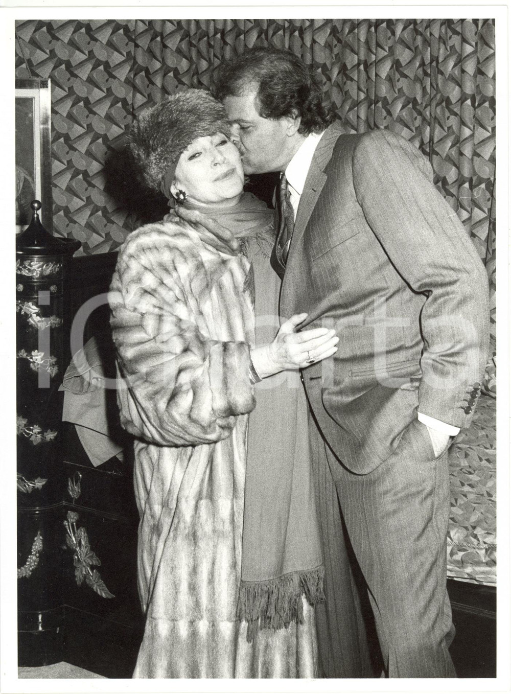 Fotografia d epoca originale 1985 ca COSTUME ITALIA  Egon VON FURSTENBERG bacia Valentina CORTESE Foto 1