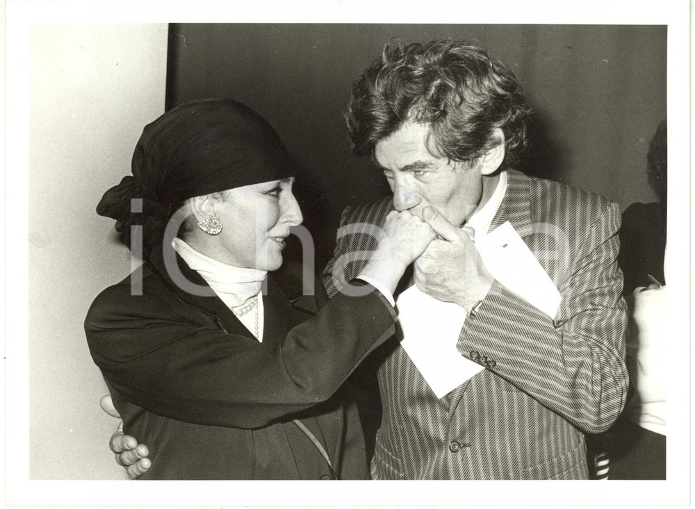 Fotografia d epoca originale 1984 MILANO TEATRO LIRICO  Ian McKELLEN baciamano a Valentina CORTESE Foto 1