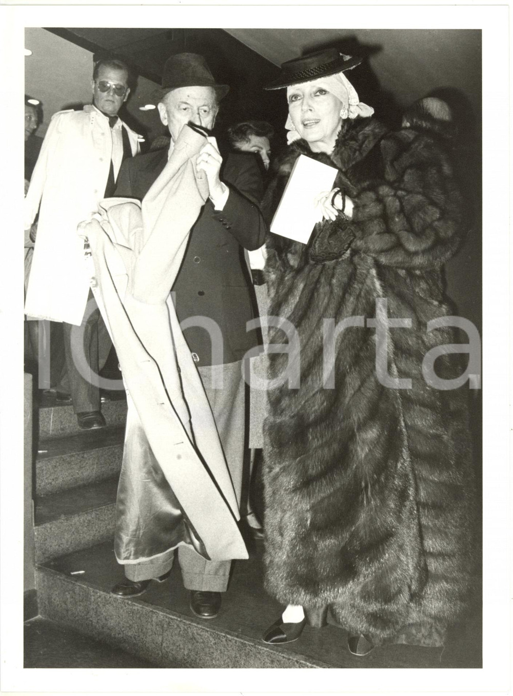 1985 ca ITALIA CINEMA Valentina CORTESE con marito Carlo DE ANGELI a una serata