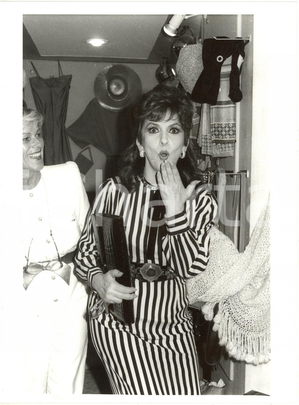 1985 ca ITALIA COSTUME Gina LOLLOBRIGIDA visita un negozio - Ritratto (1) *Foto