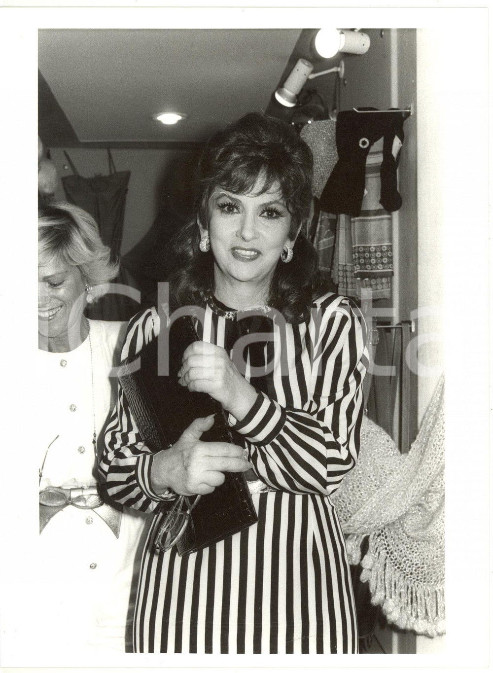 1985 ca ITALIA COSTUME Gina LOLLOBRIGIDA visita un negozio - Ritratto (2) *Foto