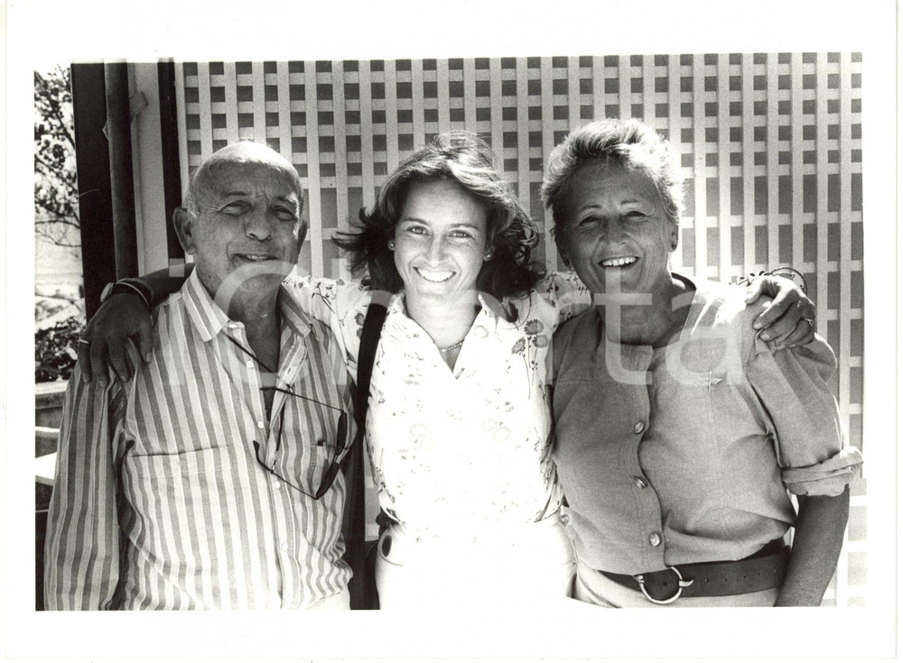 1985 ca ITALIA CINEMA - Regista Cinzia TH TORRINI con i genitori - Ritratto (2) 