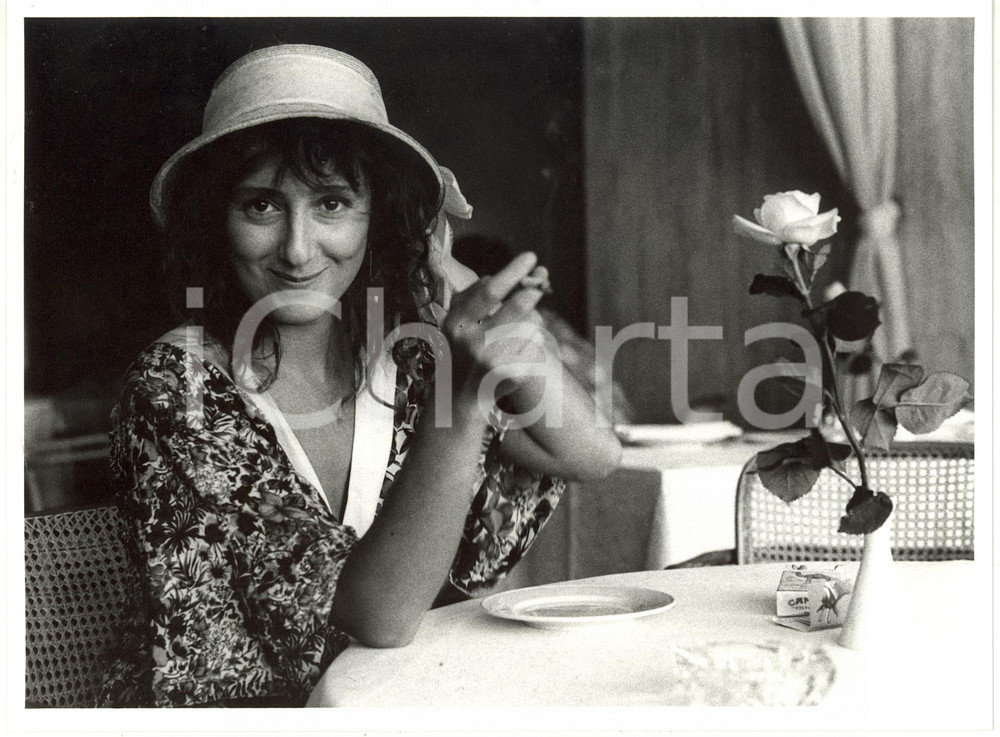 1989 CANNES FESTIVAL DEL CINEMA - Nicoletta BRASCHI fuma sigaretta CAMEL (1) 