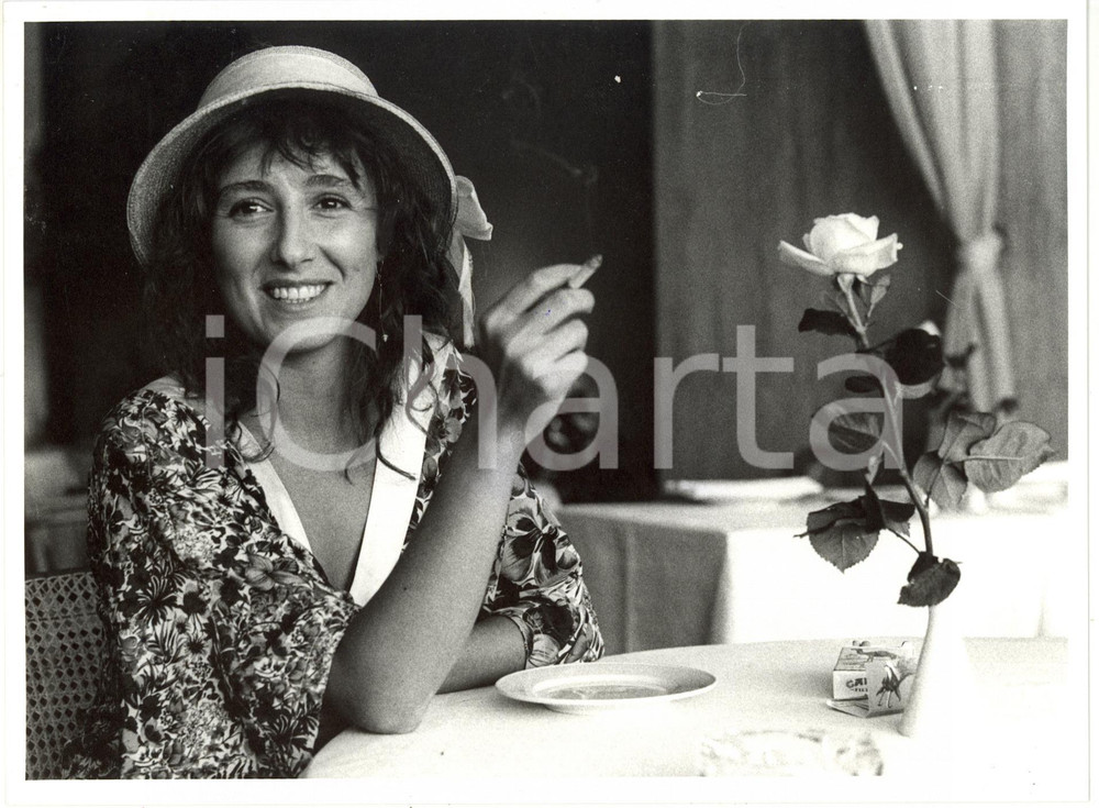 1989 CANNES FESTIVAL DEL CINEMA - Nicoletta BRASCHI fuma sigaretta CAMEL (2) 