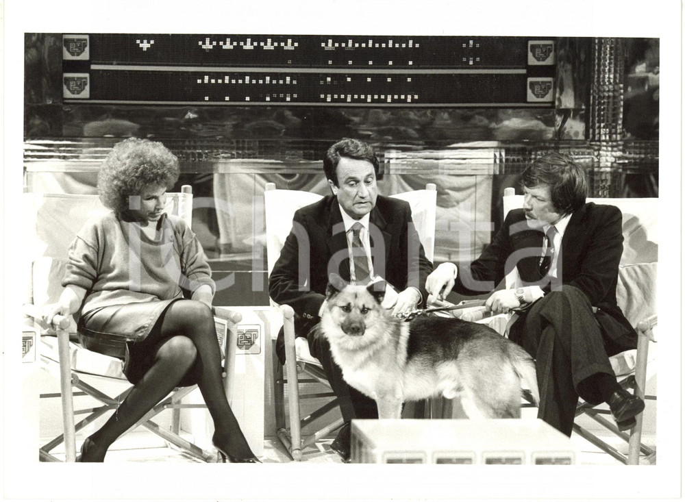Fotografia d epoca originale 1983 RAI  TEST Ornella VANONI Emilio FEDE Ambrogio FOGAR con il cane ARMADUK 1