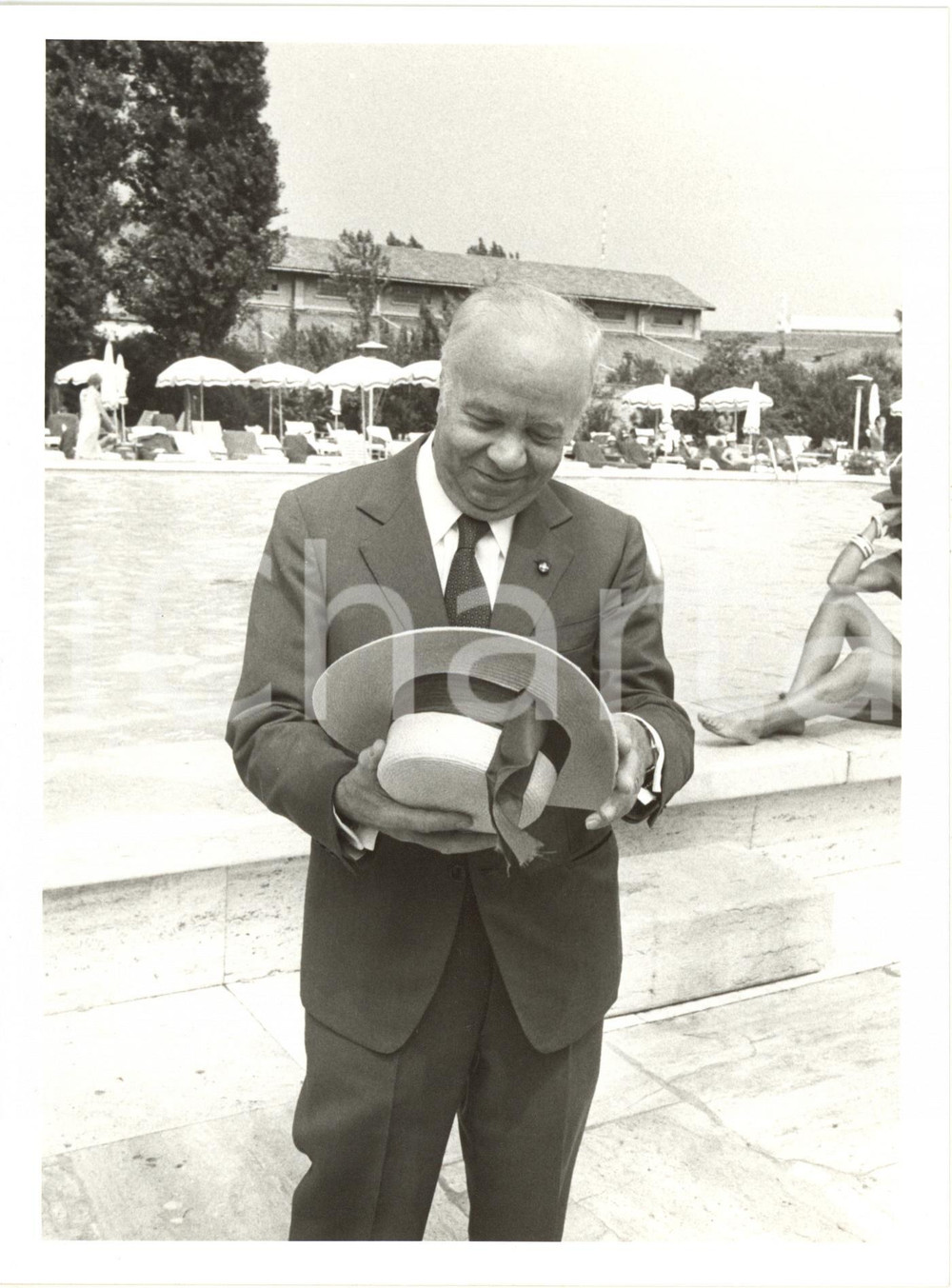 1988 VENEZIA MOSTRA DEL CINEMA - Edilio RUSCONI osserva cappello da gondoliere