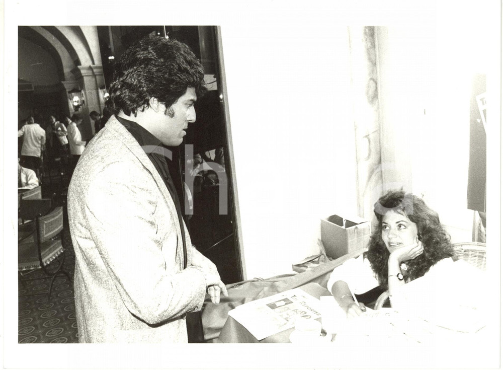 1980 ca USA CINEMA - Erik ESTRADA discute con Lisa Marie GURLEY (1) *Foto 24x18