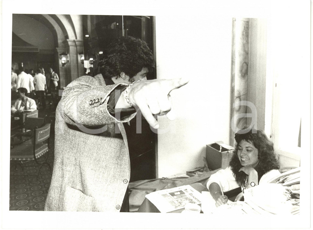 1980 ca USA CINEMA - Erik ESTRADA scherza con Lisa Marie GURLEY *Foto 24x18