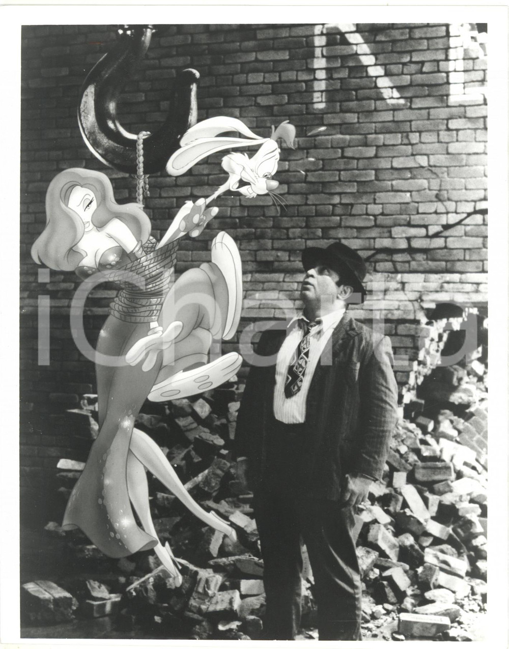 1988 CINEMA "Chi ha incastrato Roger Rabbit" - Bob HOSKINS in una scena del film