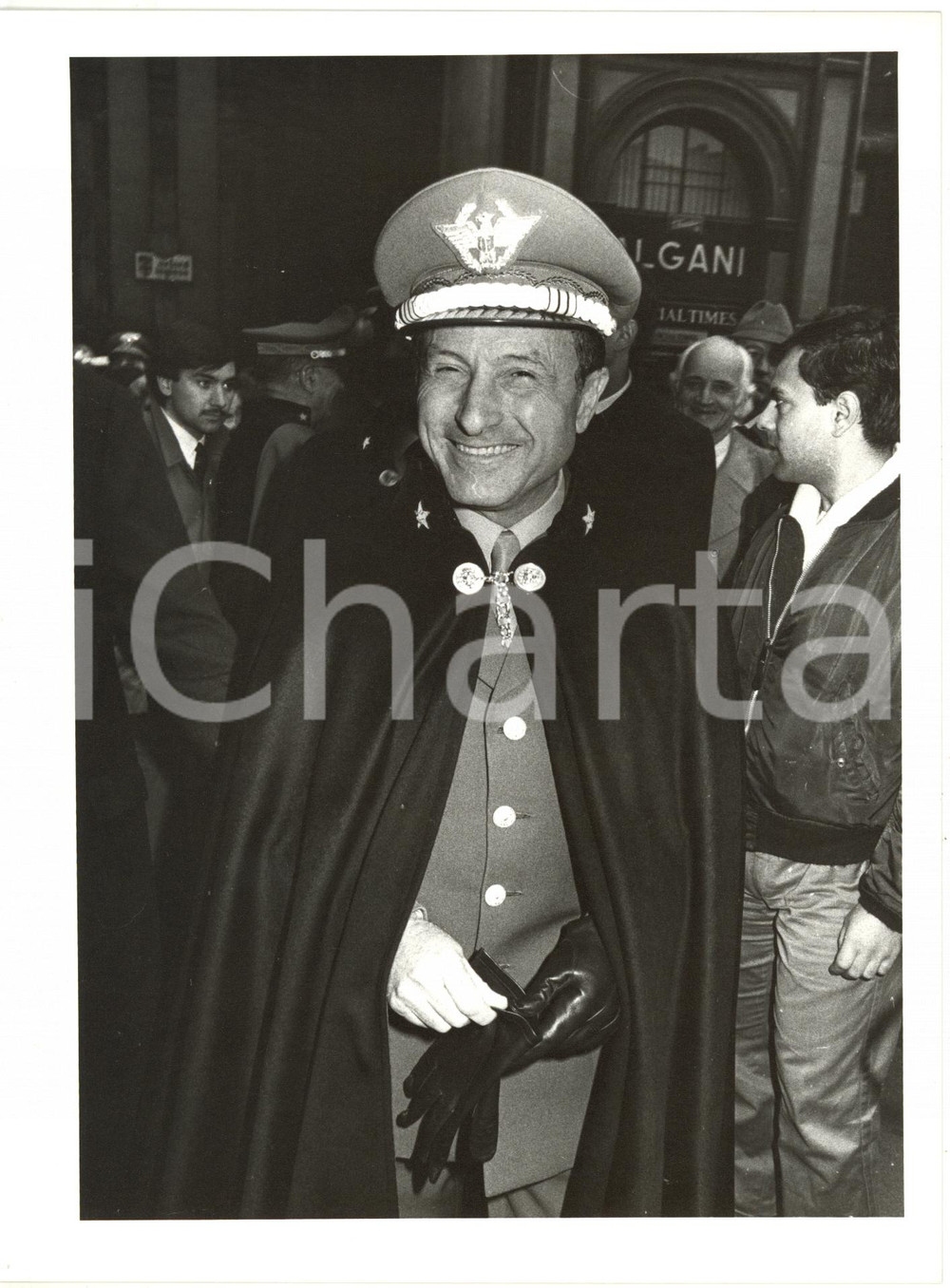 1985 ca MILANO PIAZZA DELLA SCALA - CARABINIERI Generale Riccardo BISOGNIERO 