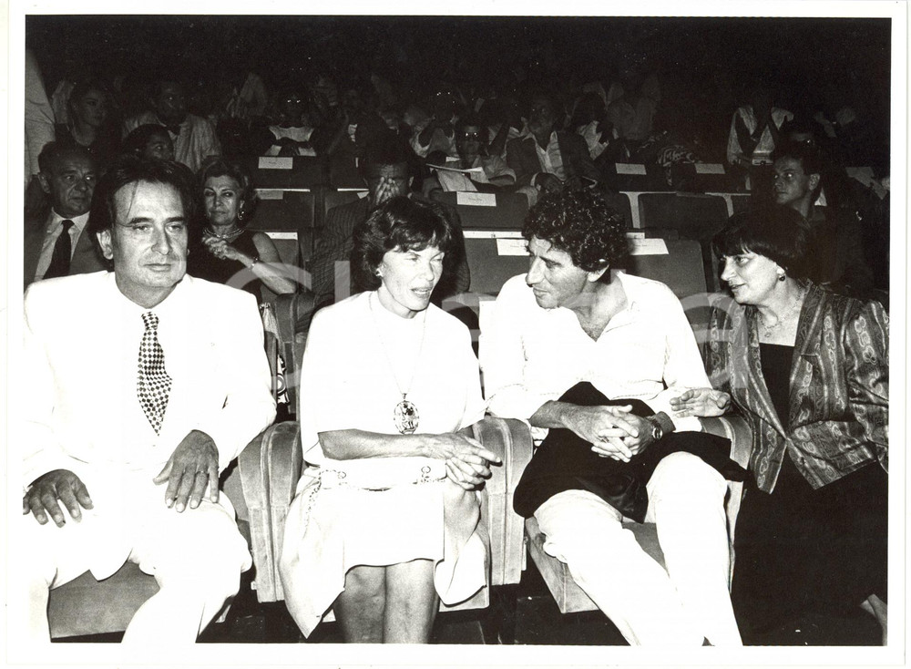 1985 VENEZIA CINEMA - Paolo PORTOGHESI Danielle MITTERRAND Jack LANG Agnès VARDA Fotografia di agenzia. CONDIZIONI: G FORMATO: 24x18 cm     originale e autentica 1