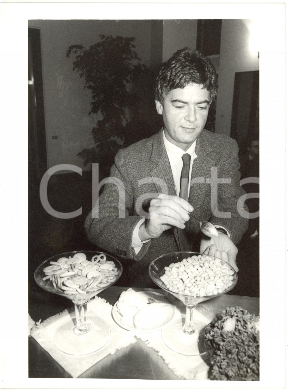1986 ITALIA POLITICA - PSI Claudio MARTELLI al bancone del bar *Foto 18x24